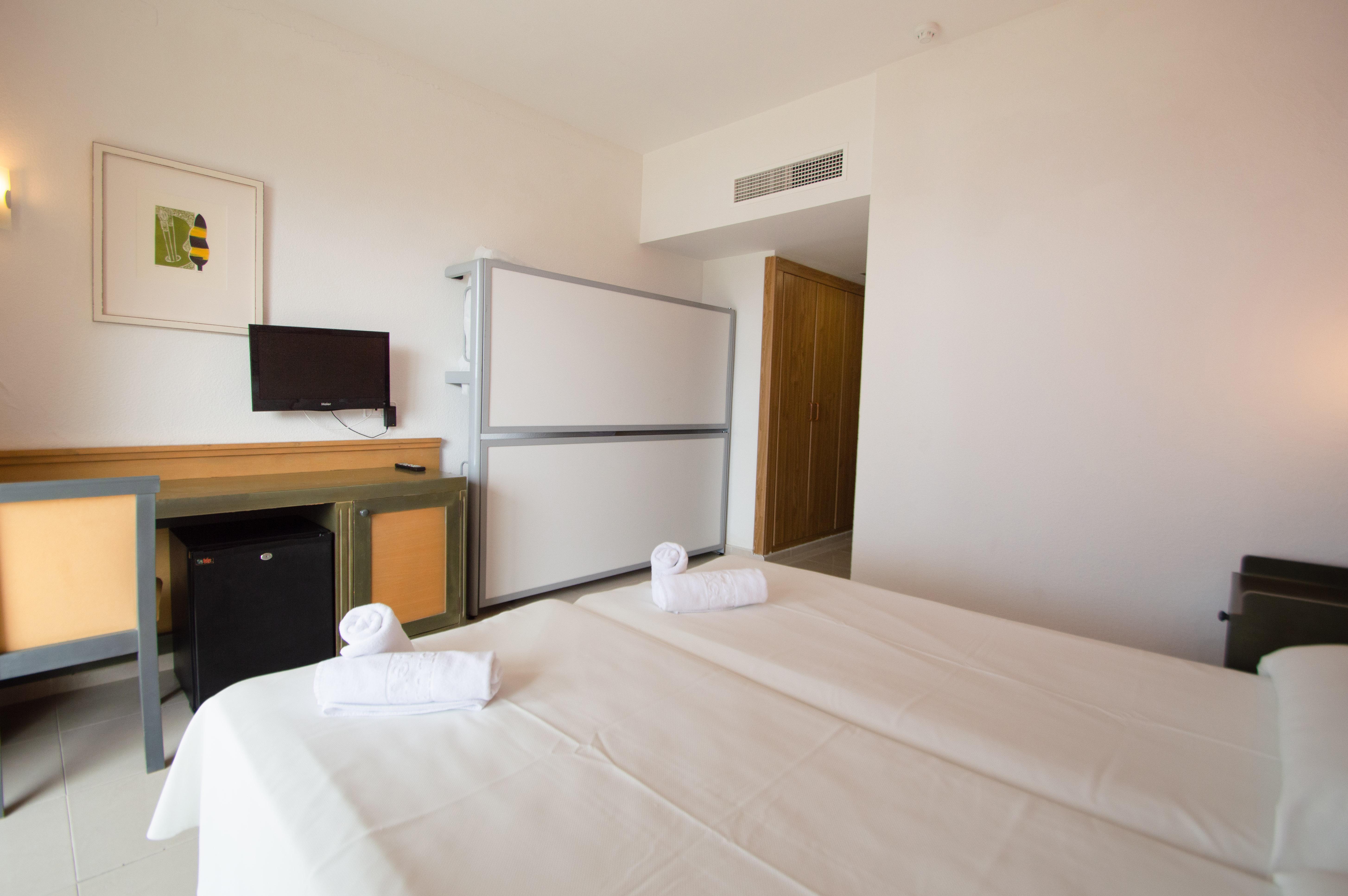 Club Hotel Aguamarina Arenal d'en Castell Exterior photo